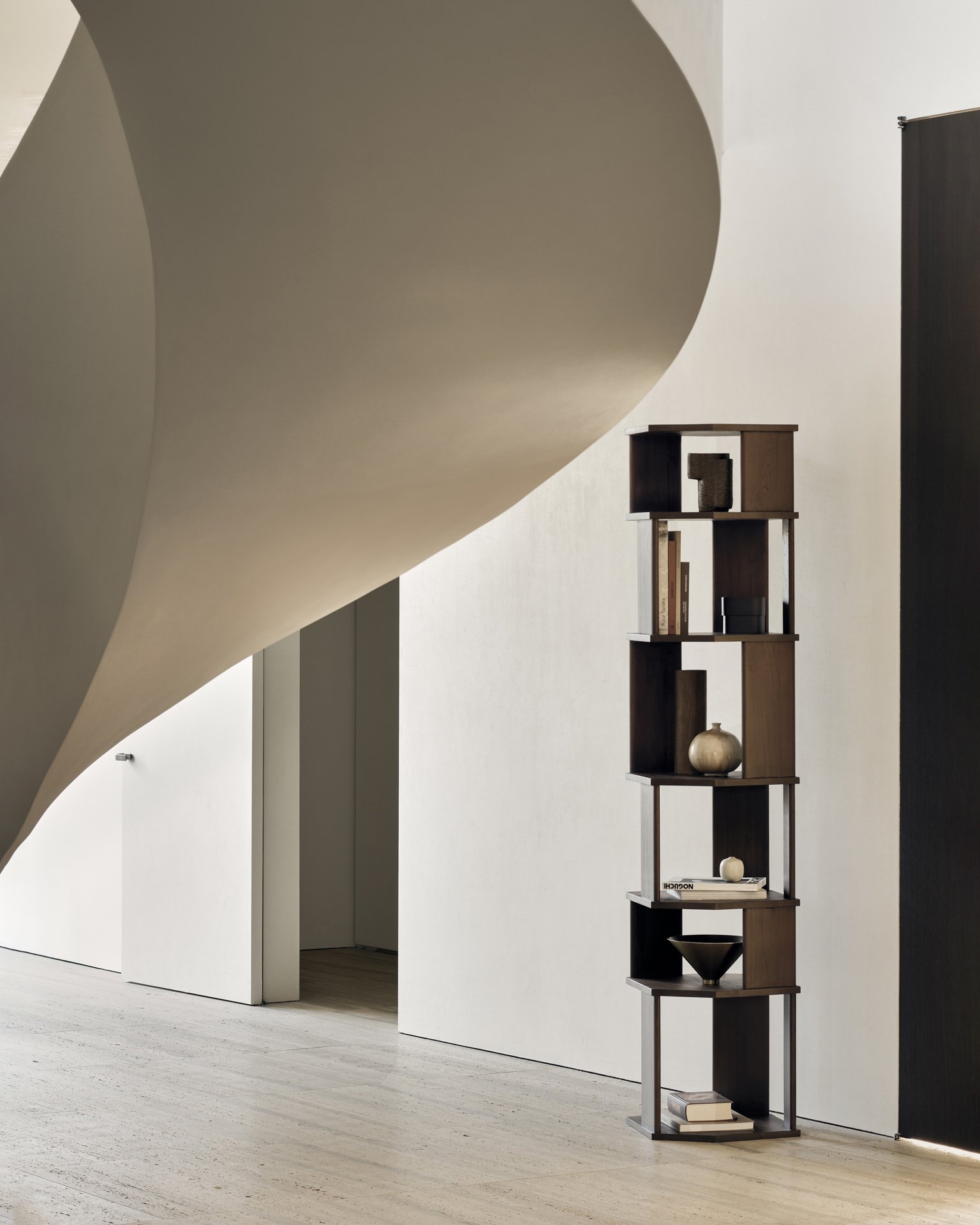10131_Stairs_column_varnished_teak_brown_web.jpg