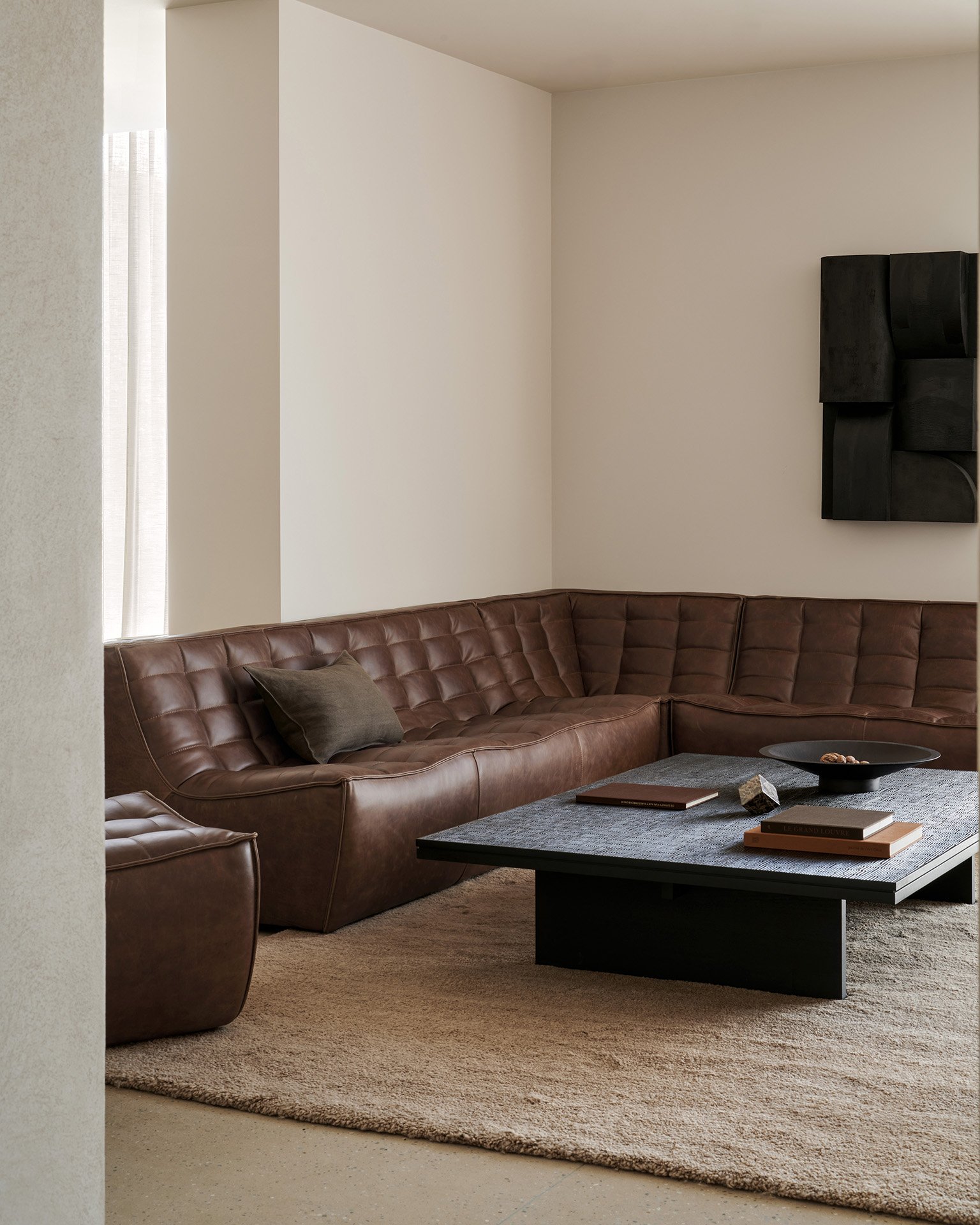 22189_22194_N701_modular_sofa_set_Chestnut_12258_Grooves_coffee_table_Off_Black_02_WEB.jpg