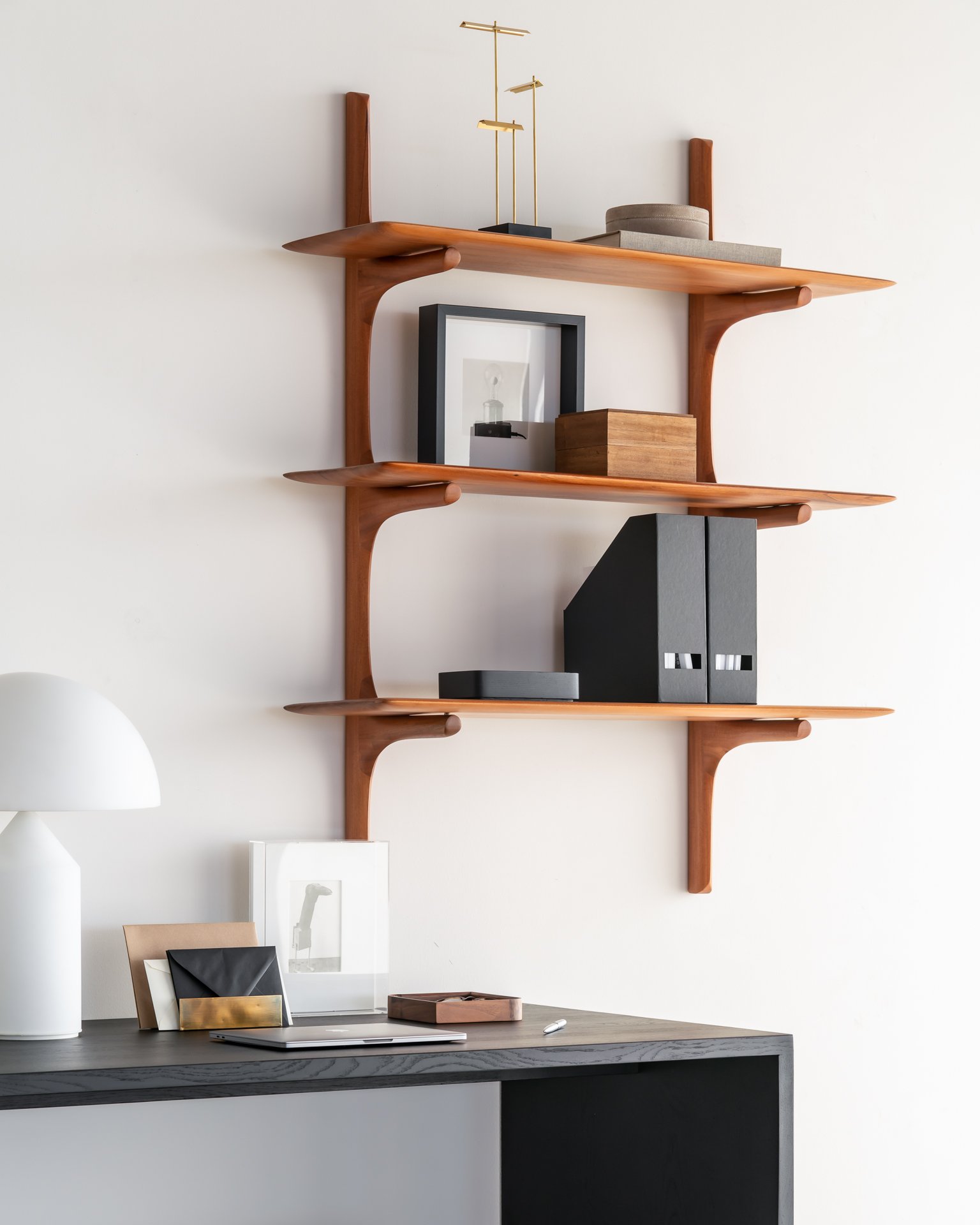 29778_Mahogany_PI_wall_shelf_3shelves_50008_Oak_U_black_desk_1_WEB.jpg