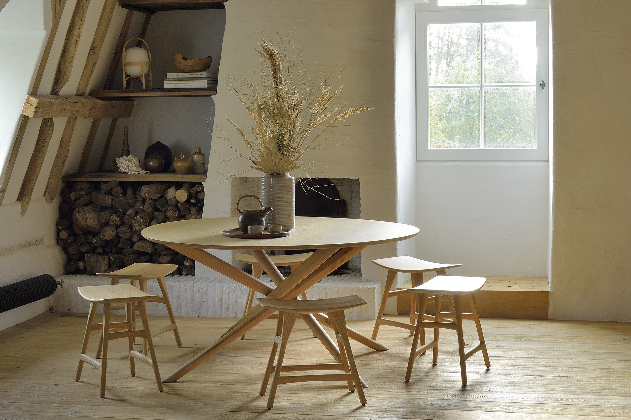 50545-Oak-Mikado-round-dining-table-53033-53035-Oak-Osso-stool_horizontal.jpg