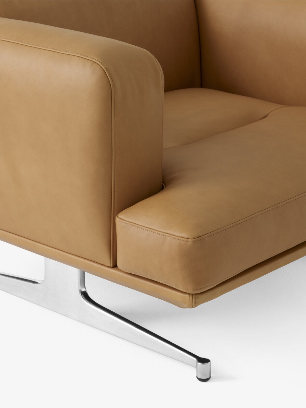 Inland-AV21_Noble-Aniline-leather-Cognac-w.-Polished-aluminium-base_detail-1200x1600-1.jpg