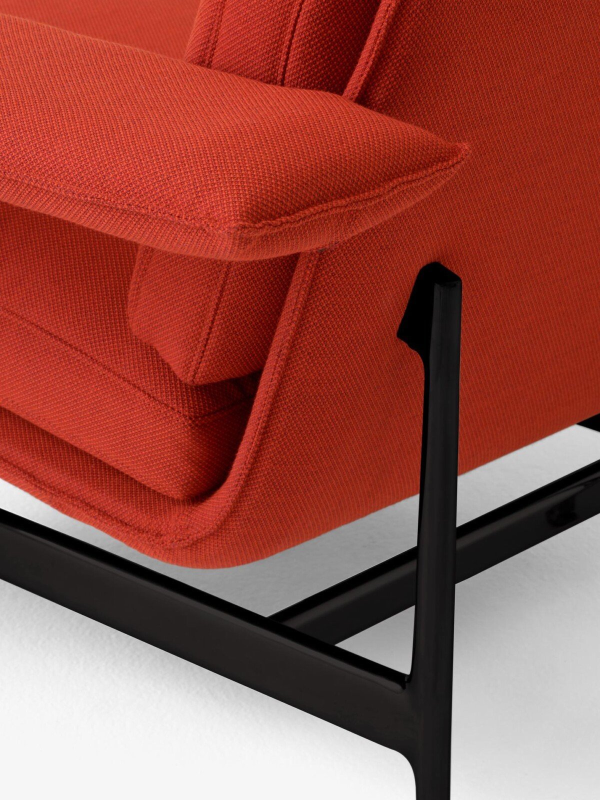 Meantime-Lounge-Chair-AV29_Warm-Black-Base-w.-Fiord-0571_Detail-1200x1600-1.jpg
