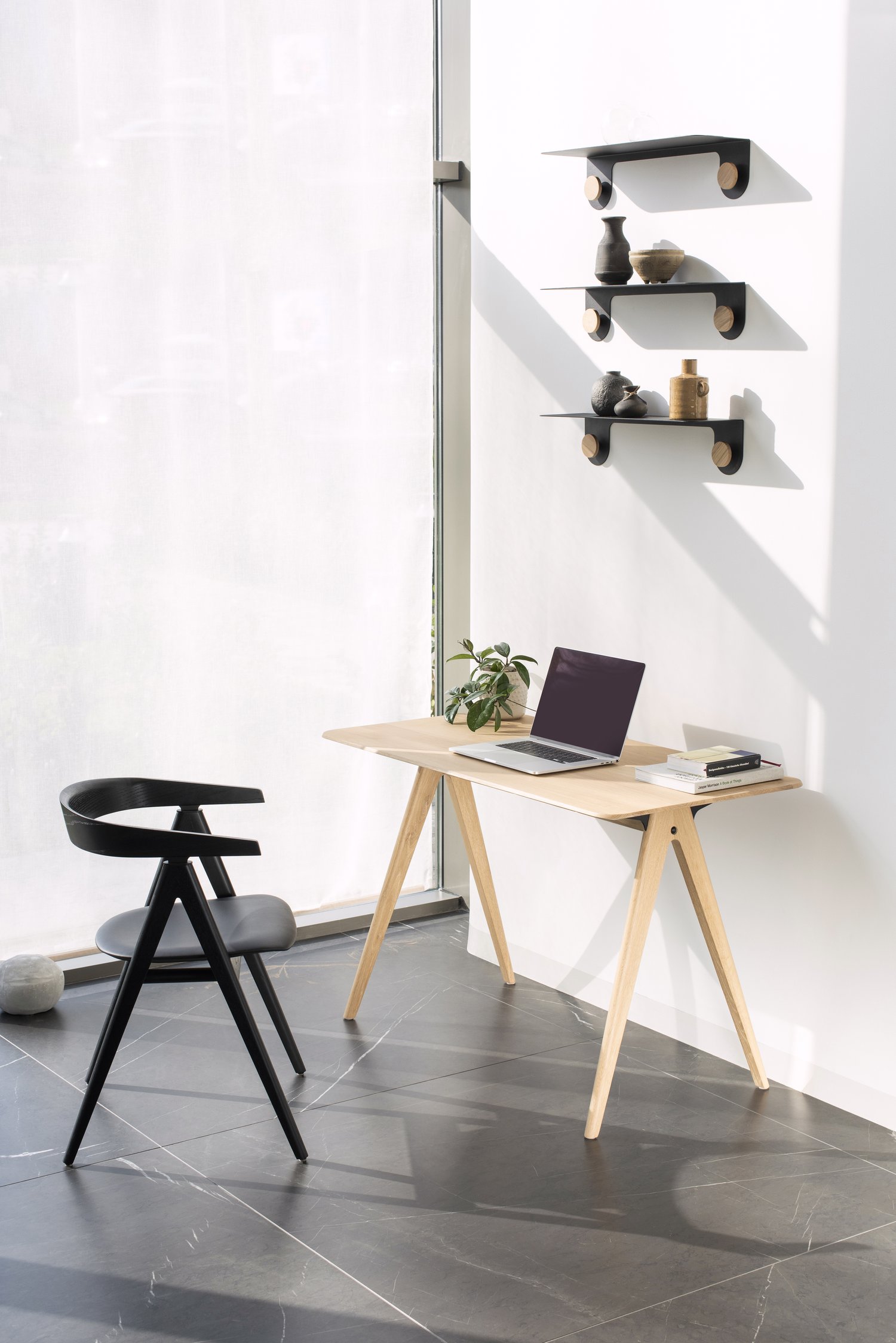 ava-desk-120x60-oak-white-1015-1-ava-chair-56x53x77-oak-lacquer-black-9005-1-gazzda.jpg