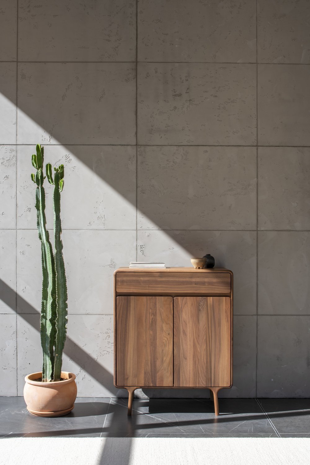 fawn-cabinet-90x45x110-walnut-natural-1-3-gazzda.jpg