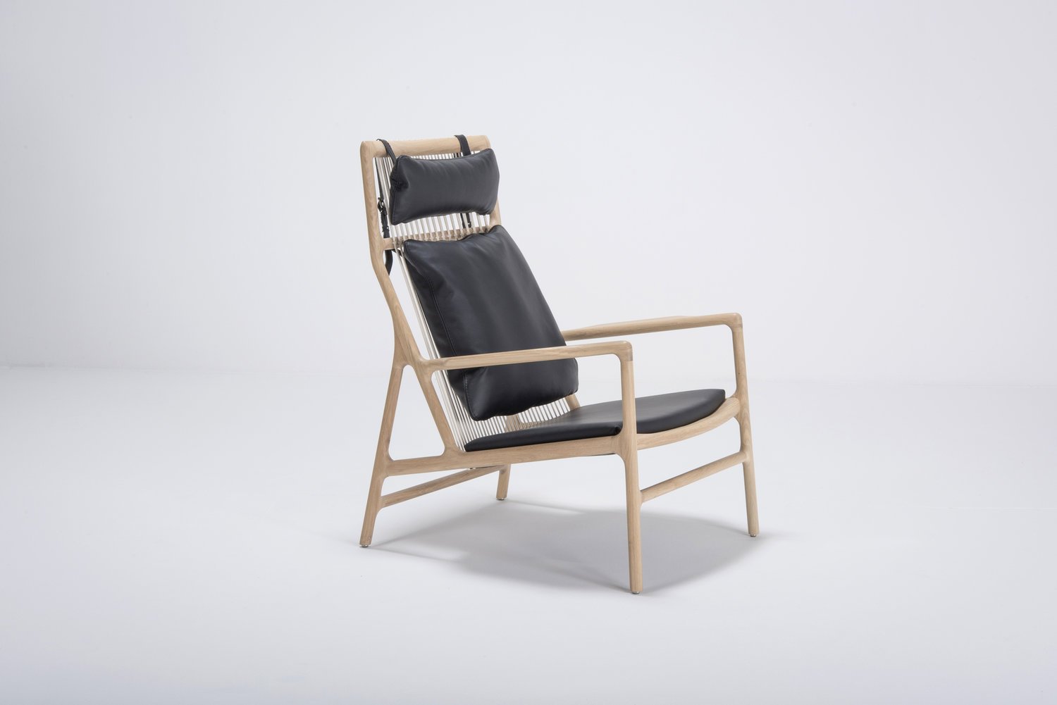 lq-st-dedo-lounge-chair-oak-white-1015-dakar-leather-black-0500-7.jpg