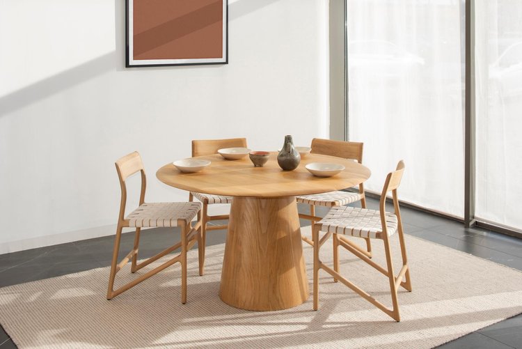 mushroom-round-table-126-oak-natural-1505-fawn-chair-oak-white-1015-1-3-gazzda.jpg